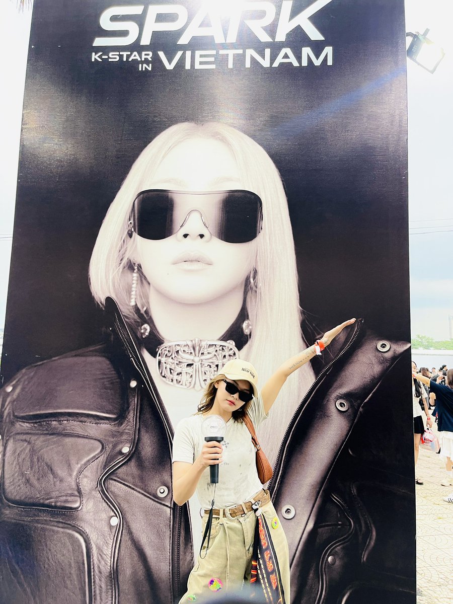 verycherry26291's tweet photo. thank you my love. this memory will forever stay in my mind. i love you @chaelincl @clruuuuuuuuuuuuuuuuuuuuu 🍒❤️#CLsparksVietnam #welcomeback
#CL #myqueencl #leechaerincl #gzbz #myqueencl
#verycherry #girlcl #이채린 #씨엘
#rappercl #kpop #Solo
#verycherry26291 https://t.co/RULMo2nlcp