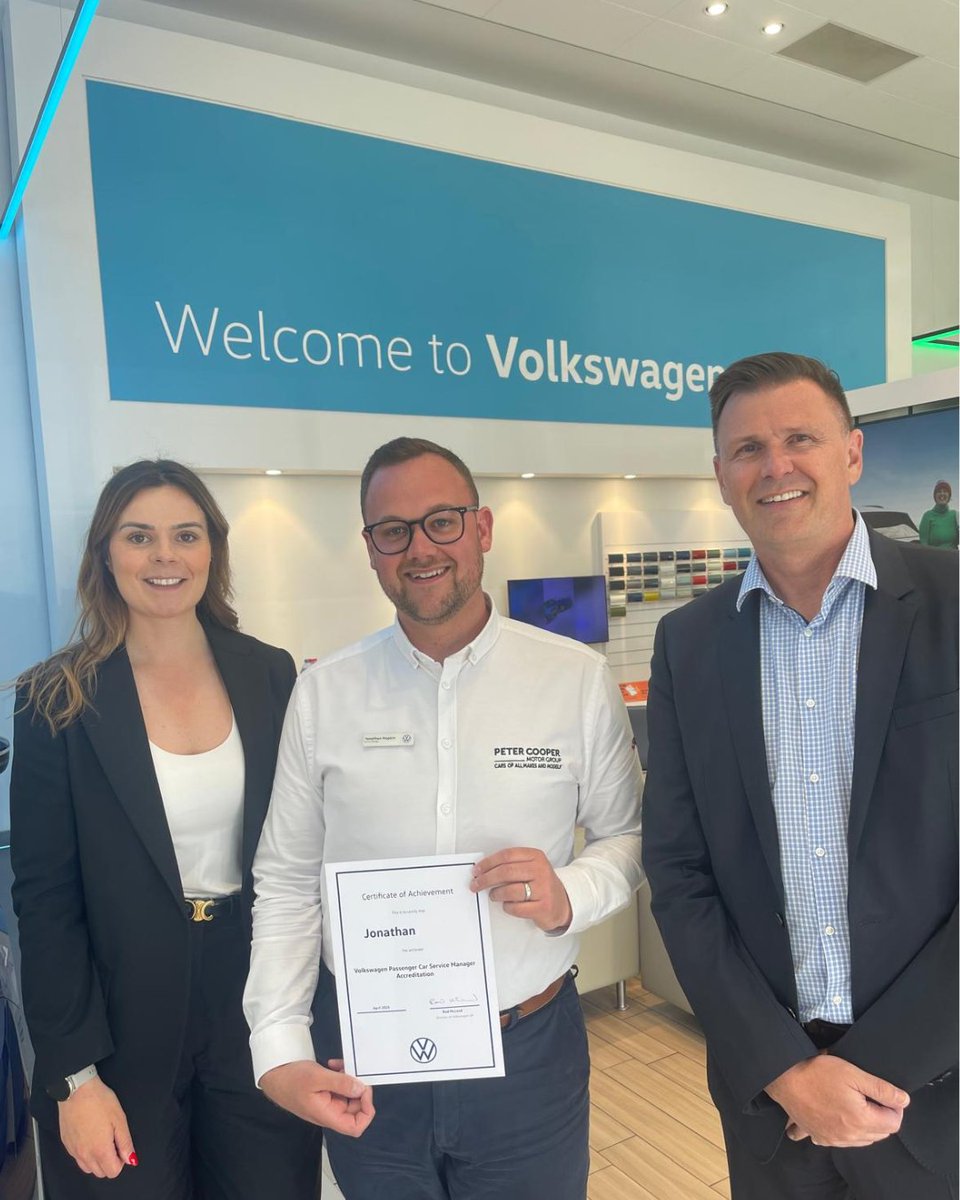 ThePCMG's tweet image. 🎉 Huge congratulations to Jonathan on passing his Volkswagen Service Manager accreditation! 🏆👏
Pictured here proudly receiving his certificate alongside Volkswagen Area Manager Paul Marsh and National Volkswagen Sales Manager Fran McGuinn💼🚗

#VolkswagenUK #ServiceManager