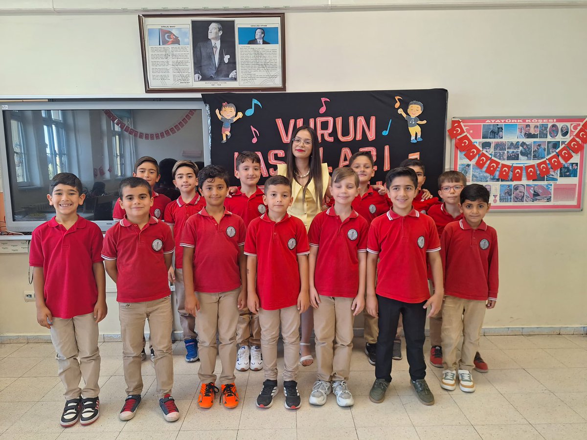 TokiTasoluk's tweet photo. 3/B sınıfımızda karne heyecanı🤩
Emeklerinden dolayı sınıf öğretmenimiz İlknur ÖZBAY’a teşekkür ediyor, 4. Sınıfa geçen öğrencilerimize başarılar diliyoruz.
@istanbulilmem 
@ARNAVUTKOYMEM https://t.co/cuLyMeTMFT