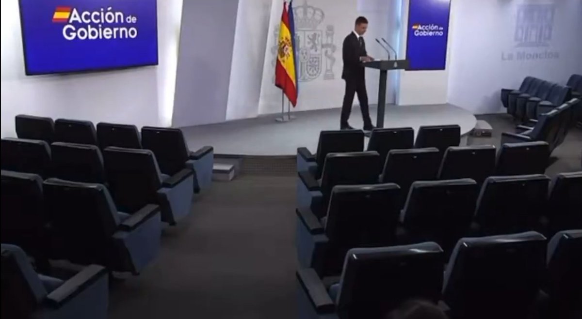 La imagen del fin del gobierno de Pedro Sánchez.

Se inventa una rueda de prensa para hablar de la OTAN. Solo. Sin ministros. Sin prensa. Sin preguntas. Sin nadie. 

Ya solo gobierna para sí mismo.