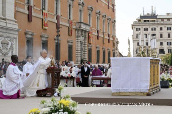 PJavierOR's tweet photo. “En lo que puede ser una primera vez, al menos en la historia moderna, después de la Santa Misa de esta tarde por la Solemnidad del Corpus Christi, el Papa León XIV procesiona a pie por las calles de Roma, desde San Juan de Letrán a Santa María la Mayor, llevando el Santísimo Sacramento, antes de llegar a la Basílica Mariana para la Bendición.”