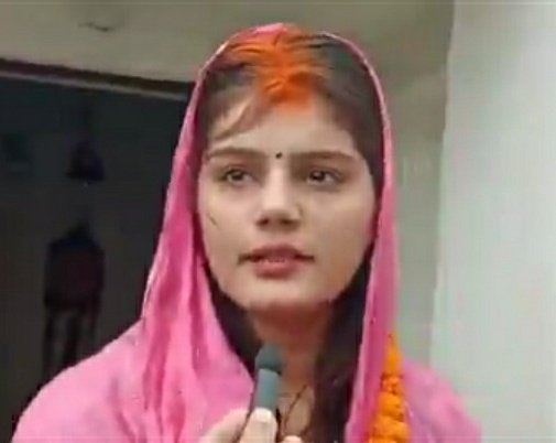 ViralIndia100's tweet photo. आयुषी शादीशुदा है. अपने पति और बच्चों को छोड़कर भाग गयी.

कारण, आयुषी ने अपने भतीजे सचिन दुबे को प्रेम जाल में फंसाया. उसके साथ शारीरिक संबंध बनाए.

समाज और परिवार का सभी नियम कायदा तोडकर, गांव के मंदिर में अपने भतीजे के साथ विवाह कर लिया.
#Iran #IranIsraelConflict #IranVsIsrael https://t.co/JuMUaKeZIg