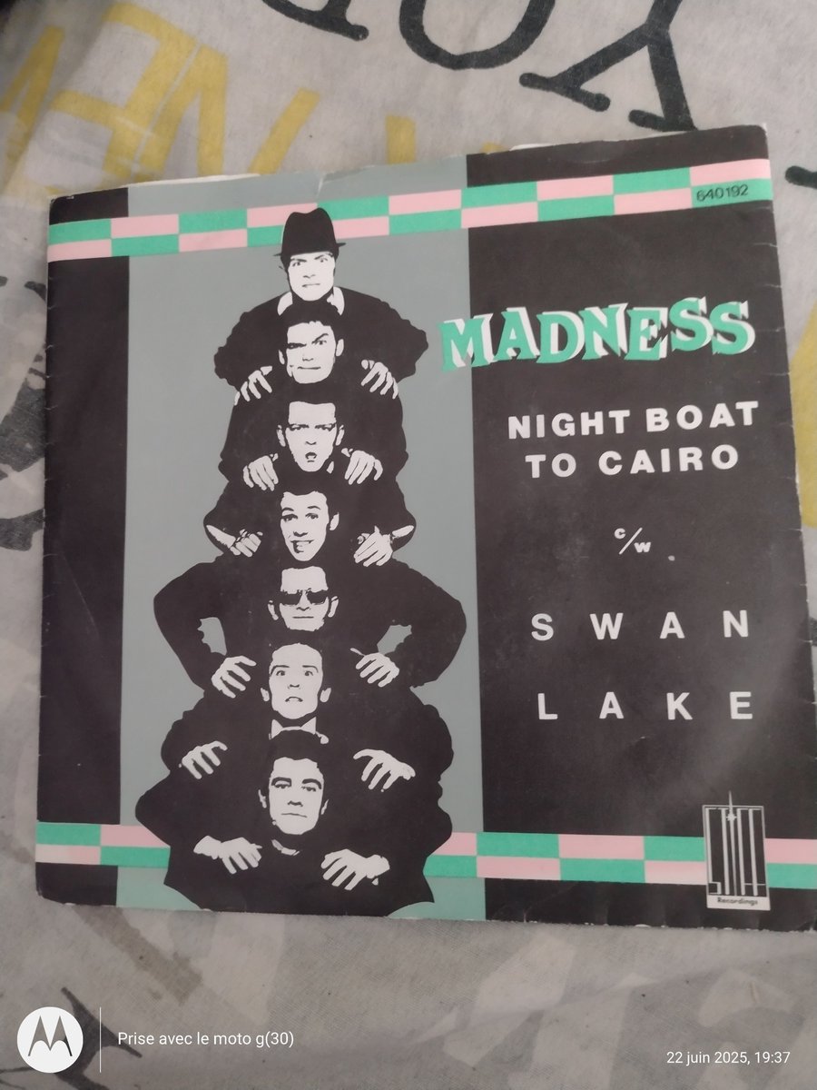 ThiChaplain's tweet photo. D'avoir tout les #vinyles qui se trouvaient chez mes #grandsparents maternels c'est avoir récupérer les #45tours de ma #mère et des mes #oncles, donc j'ai du #Roméo mais aussi du #Madness ou du #Kraftwerk et du #Sardou ou #TheRubettes pas vraiment le même style. #Culture https://t.co/Mgbi3ggfd6