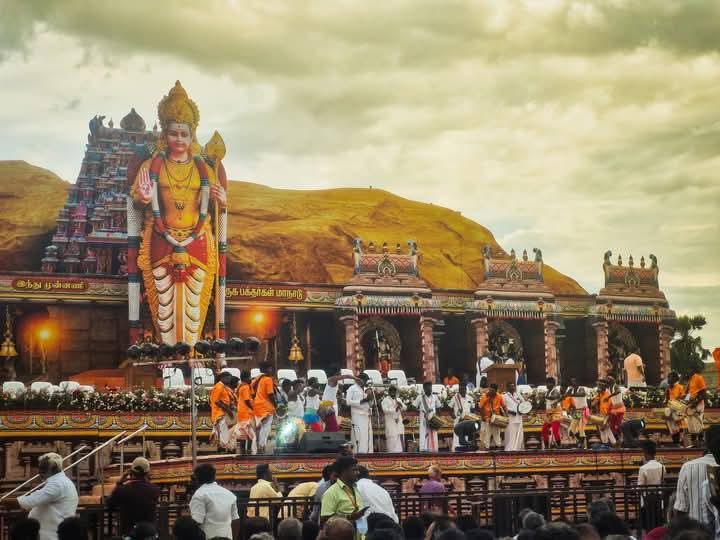 வீரத்துறவி இராம.கோபாலன் ஜி அவர்கள் விதைத்த விதை இன்று விருட்சமானது!!

லட்சக்கணக்கான முருக பக்தர்களும், தேச பக்தர்களும் சங்கமித்த வரலாற்று சிறப்பு மிக்க முருக பக்தர்கள் மாநாட்டை இன்றைய தினம் மதுரையில் வெகுசிறப்பாக நடத்தி சாதனை படைத்த இந்து முன்னணி பேரியக்கத்தின் தலைவர்கள் மற்றும்