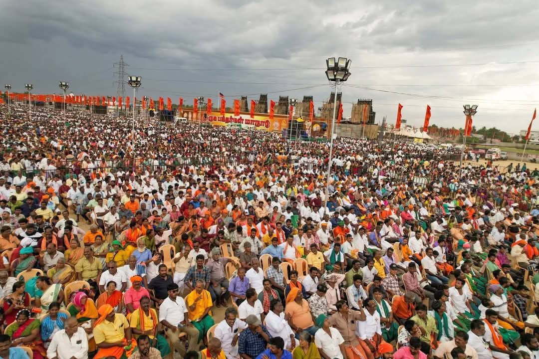 HRajaBJP's tweet photo. வீரத்துறவி இராம.கோபாலன் ஜி அவர்கள் விதைத்த விதை இன்று விருட்சமானது!!

லட்சக்கணக்கான முருக பக்தர்களும், தேச பக்தர்களும் சங்கமித்த வரலாற்று சிறப்பு மிக்க முருக பக்தர்கள் மாநாட்டை இன்றைய தினம் மதுரையில் வெகுசிறப்பாக நடத்தி சாதனை படைத்த இந்து முன்னணி பேரியக்கத்தின் தலைவர்கள் மற்றும் கார்யகர்த்தகர்கள் அனைவருக்கும் எனது மனமார்ந்த வாழ்த்துக்களை தெரிவித்துக் கொள்கிறேன்.

தமிழகம் மற்றும் புதுச்சேரி மாநிலத்தின் பல்வேறு பகுதிகளில் இருந்தும் ஆர்வத்தோடு வருகை தந்து முருக பக்தர்கள் மாநாட்டை வெற்றி மாநாடாக, வரலாற்று சிறப்பு மிக்க சாதனை மாநாடாக மாற்றிய சனாதன உறவுகள் அனைவருக்கும் எனது மனமார்ந்த நன்றியினை தெரிவித்துக் கொள்கிறேன்.

மாநாட்டிலே கலந்துகொண்டு ஆசி வழங்கிய துறவியர் பெருமக்கள், சங்பரிவார் இயக்கத் தலைவர்கள், சிறப்பான முறையிலே முருக பக்தி பாடல்களை மேடையிலே அரங்கேற்றி கலைநிகழ்ச்சிகளை நடத்திய சகோதர, சகோதரிகள் அனைவருக்கும் எனது மனமார்ந்த வாழ்த்துக்களை தெரிவித்துக் கொள்கிறேன்.

முருக பக்தர்கள் மாநாட்டிலே கலந்துகொண்டு சிறப்பித்த அனைவரும் பத்திரமாகவும், கவனமாகவும் அவரவர் ஊர்களுக்கு செல்ல வேண்டுமென அன்புடன் கேட்டுக் கொள்கிறேன்.

இந்து எழுச்சியே தேசிய எழுச்சி என்பதை நிரூபிக்கும் வகையில் இன்றைய முருக பக்தர்கள் மாநாடு அமைந்திருந்தது எல்லாம் வல்ல இறைவனின் அனுக்ரஹமும், வீரத்துறவி இராம.கோபாலன் ஜி அவர்களின் ஆன்மாவின் ஆசியும் தான் காரணம் என்பதும் நிதர்சனம்.

ஒன்றுபட்ட ஹிந்து சக்தி வென்று தீரும்!!