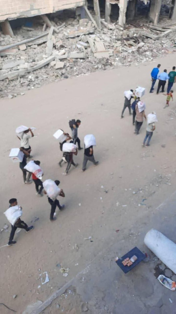 في غزة، بلغ الجوع حدًا يجعل الأهالي يقطعون مسافات طويلة سيرًا على الأقدام فقط من أجل كيس طحين... في زمن تُقصف فيه الحياة وتُحاصر لقمة العيش.