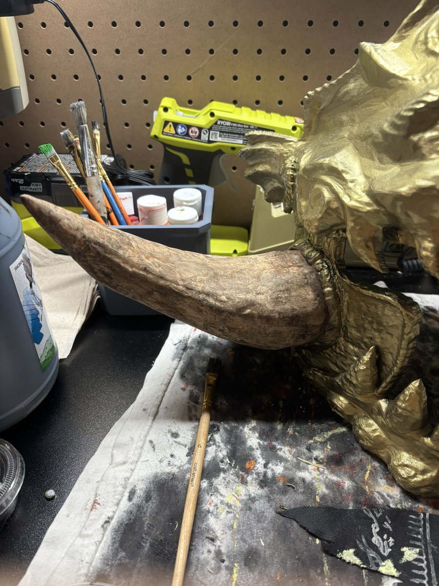 QuantumCore06's tweet image. Still crunching away. Got the tusks on radahn’s helmet painted and I’m so happy with the color and weathering.