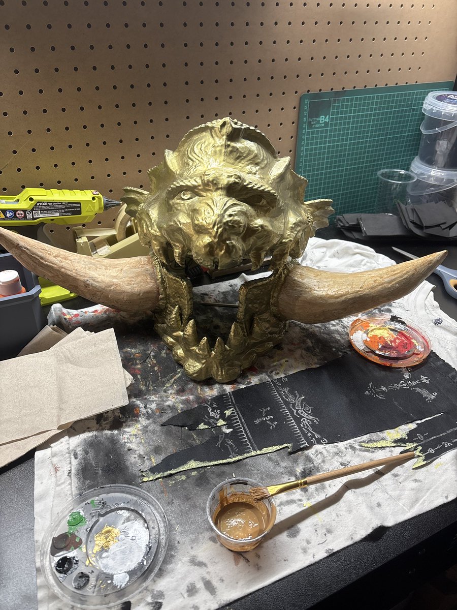 QuantumCore06's tweet image. Still crunching away. Got the tusks on radahn’s helmet painted and I’m so happy with the color and weathering.