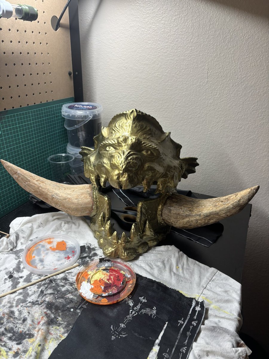 QuantumCore06's tweet image. Still crunching away. Got the tusks on radahn’s helmet painted and I’m so happy with the color and weathering.