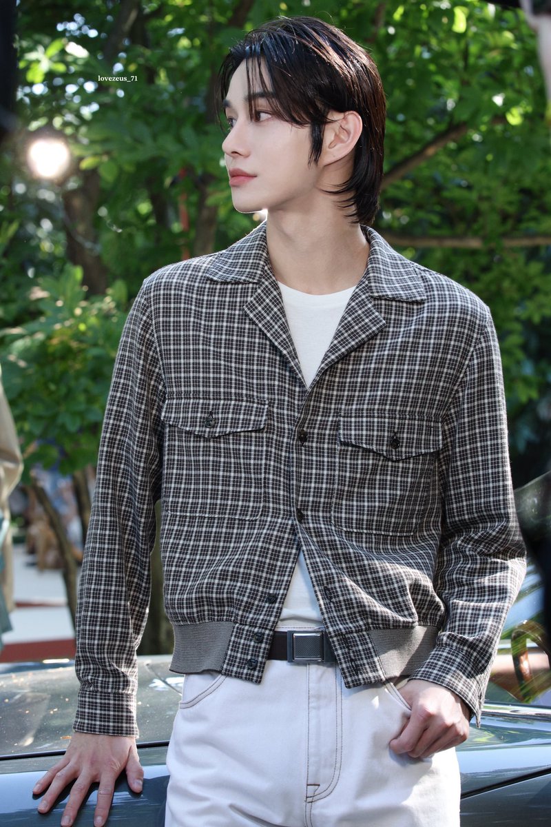 Jungwoo's jacket today is a custom-made outfit. It's from the collection that was on display today (the one the model is wearing is a different color) just like Jungwoo is one of the models that shows this collection differently.

#JUNGWOOxTodsSS26
#TodsSS26 #GomminoClub @tods