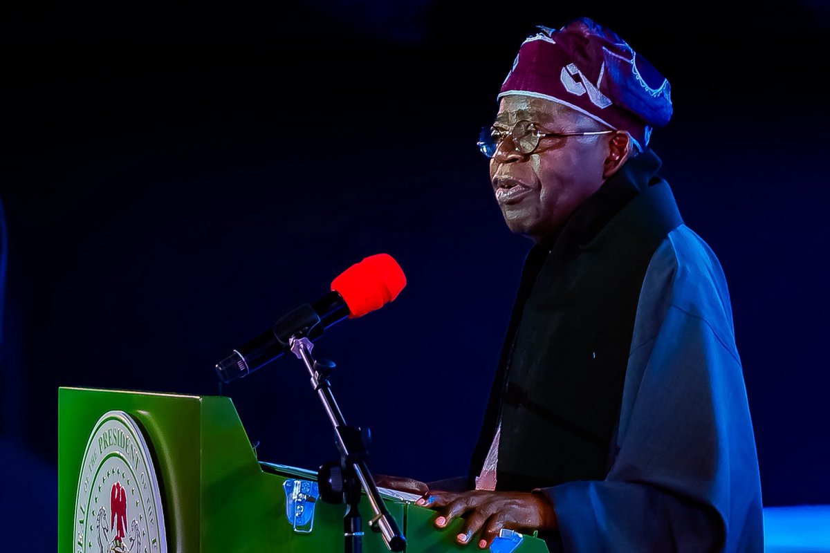voiceofnigeria's tweet image. 🇳🇬🇸🇱 Nigeria’s President Bola Ahmed Tinubu @officialABAT has officially handed over the Chairmanship of ECOWAS to Sierra Leone’s President Julius Maada Bio at the 67th Ordinary Session in Abuja. #RegionalUnity #PeaceAndSecurity #EconomicIntegration #AbujaSummit