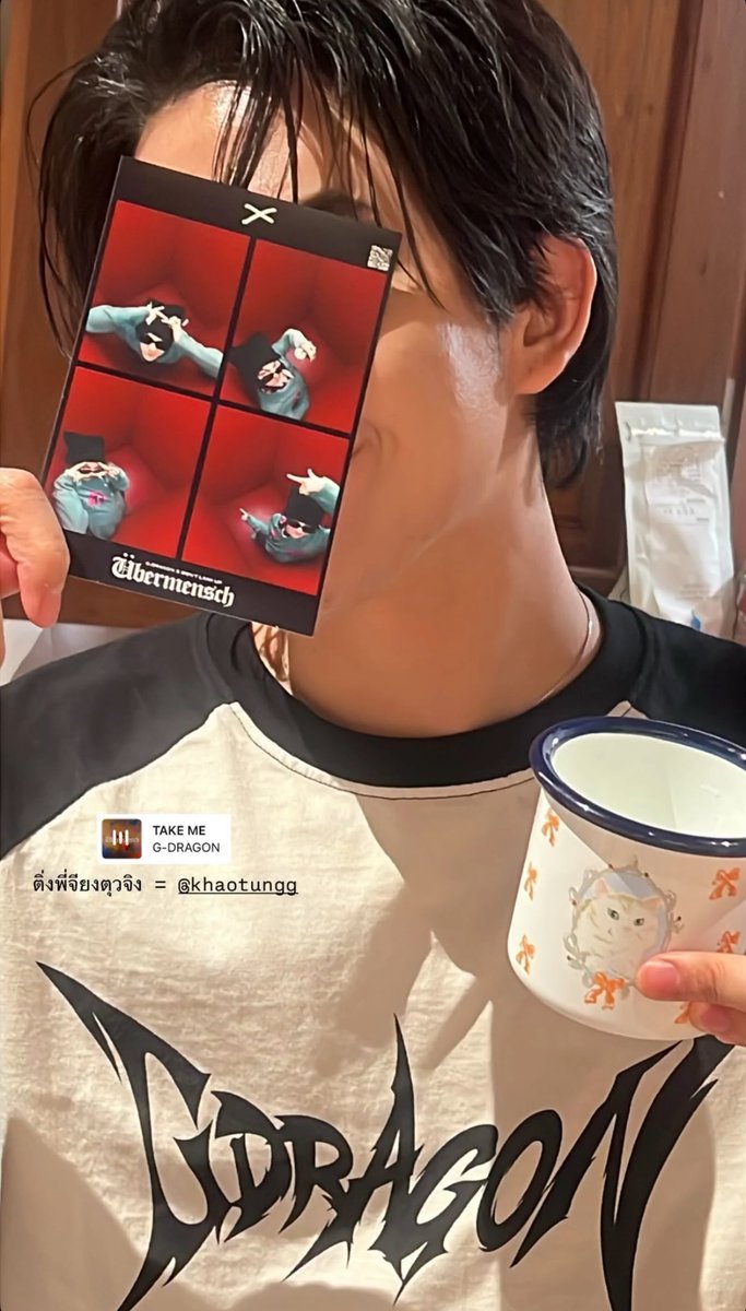 GwFKvn's tweet photo. Lần tới mang Daisy đi gặp Khaotung 🥹🥹. Hồi trước có bài pv Khaotung cũng nhắc tới ngoại nữa. Lần này nhỏ mặc áo GDragon luông. Tui có thể là mừng điên cả ngày hôm nay 🥹🥹
Text trong ảnh: “fan cứng của P’Jiyong = khaotungg” https://t.co/cELhtmrqPP