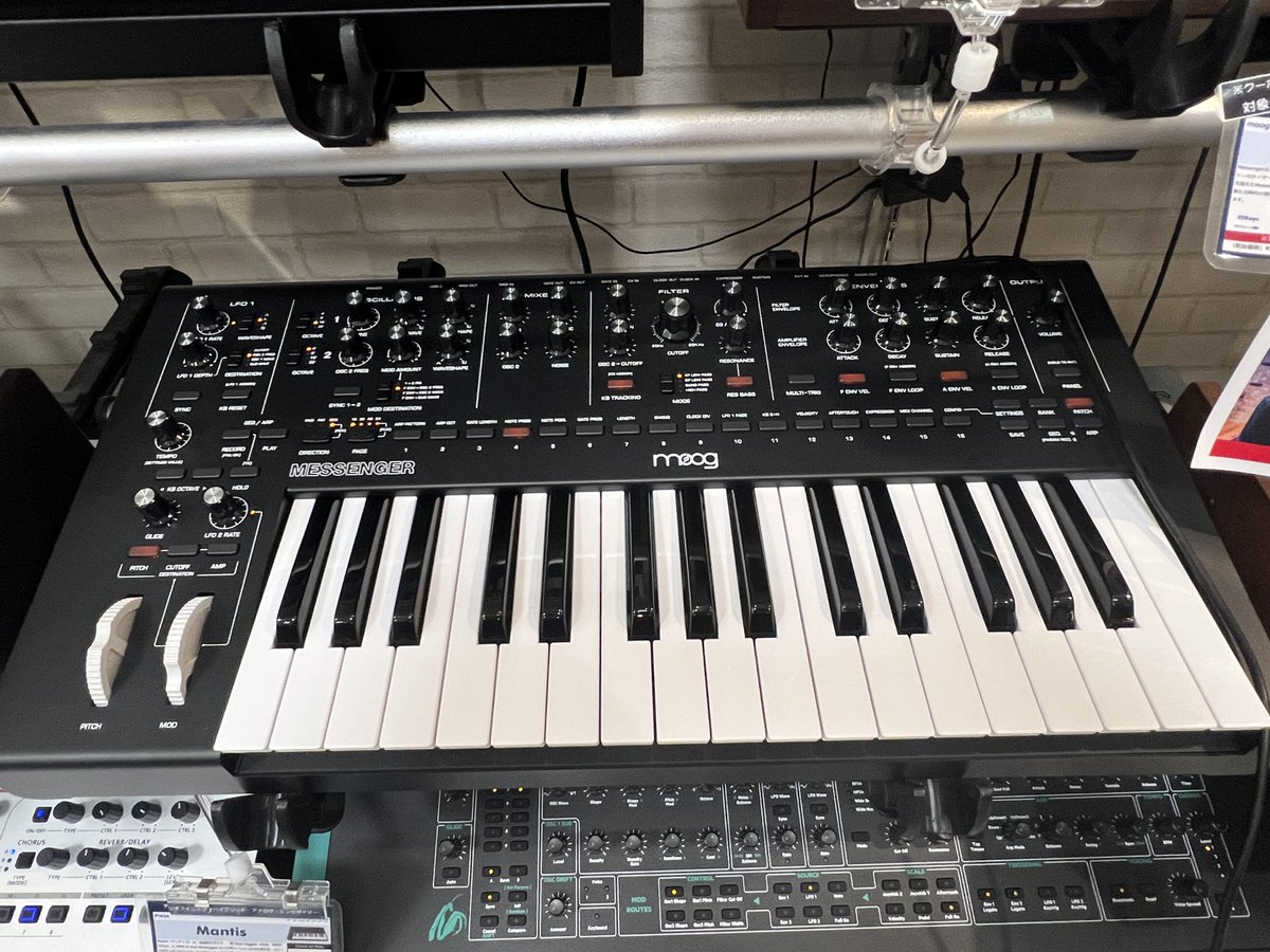 ハイっ!!🙌
昨日にも挙げました通りMoog Messengerの実機に触れて来ました。
ざっくりな感想ですが取り敢えず…

先ずはこの値段でMoogらしい低音が出る事に驚き。
正直「え、本当にこの価格で合ってます?」と漏らしてしまう程😁
他にもAT付きの鍵盤の作りがしっかりしてる所がもうニクイッ!!👍✨(1/5)