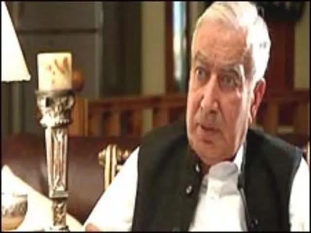 کیا آپ جانتے ہیں کہ!

دو روز قبل برگیڈیر امتیاز عرف بلا  فوت ہوا  لیکن کسی پاکستانی کو خبر بھی نہیں. برگیڈیر امتیاز وہی شخص ہے جس نے نوازشریف کو امیر المومنین ثابت کرنے کے لیے جنرل اسلم بیگ کے ساتھ مل کر بینظیر بھٹو  کی انگلینڈ میں پڑھائی کرتے ہوئے سمندر کنارے دھوپ سینکنے والی