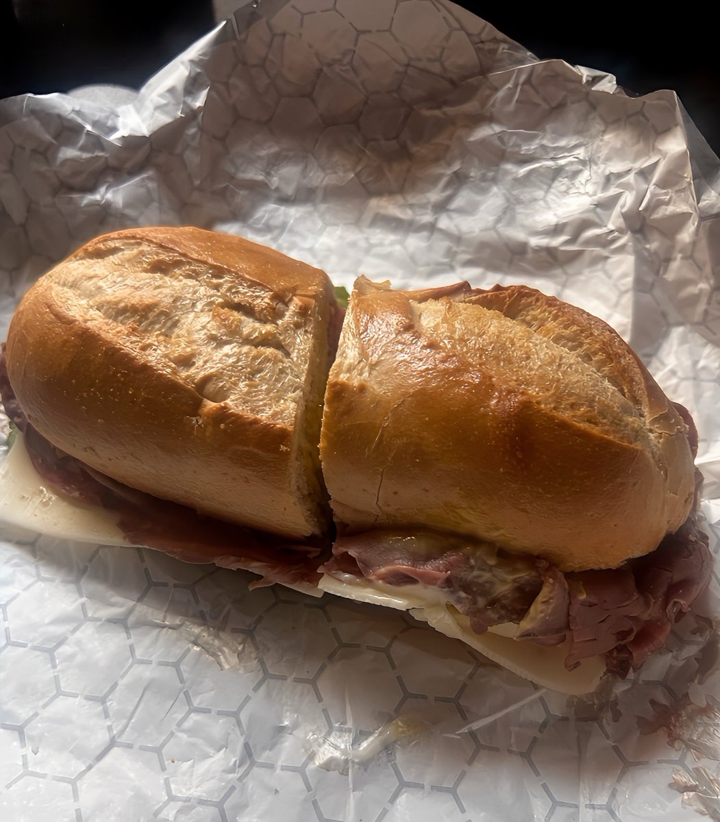 It’s what for lunch…bikini season on pause because sometimes it’s worth it! 😋#AnnieGunnsSmokehouseMarket 
#IYKYK