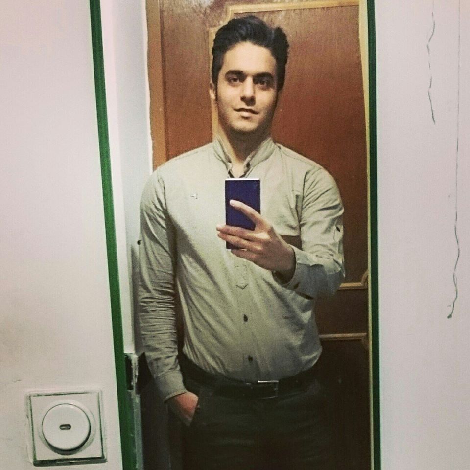 اگر گلولەای که در دولت‌آباد کرمانشاه به تو شلیک شد تنها پنج سانتیمتر بیشتر به سمت راست بود و یا اگر پزشکان بیمارستان طالقانی یک بار علایم حیاتی‌ات را با دقت می‌سنجیدند، امروز ۳۴ ساله می‌شدی؛ و احتمالا این روزها بارها پیام می‌دادی و می‌گفتی:
«داشی این بار دیگه کارشون تمومه.»
۱/۷