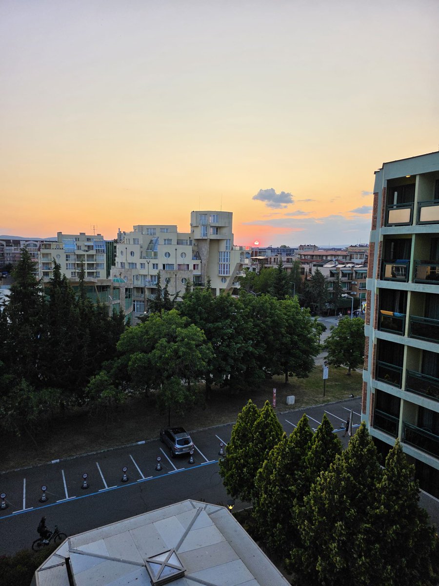 BearLando1's tweet photo. #sunrise #sunset #sunsetphotography #sunsetlover #sunsetshimmer #SunriseVibes #photography #photographer #Photograph #BeachLife #beachfun #holiday #Bulgaria  @AnnabelleButto1 @ShamusAngusMcFe https://t.co/uPZyhohNtk