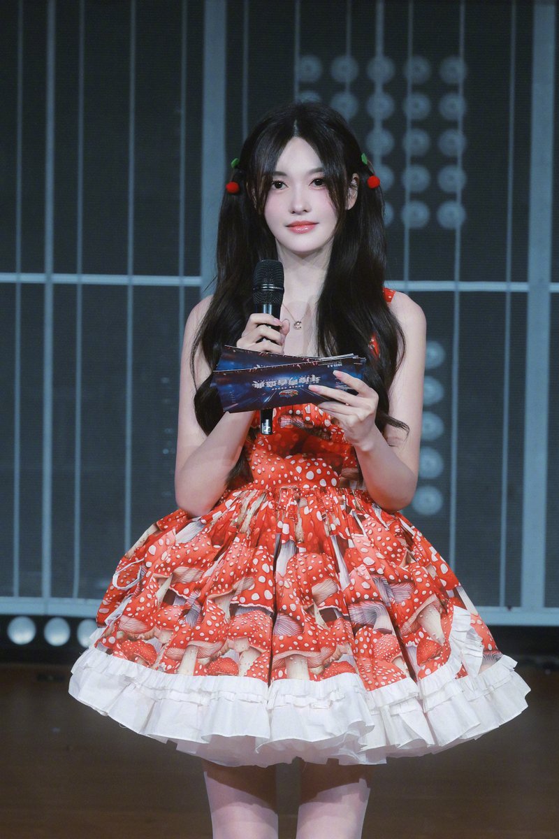 snh48_today's tweet photo. Watch as Lu TingYu (#STAR48 artist) announces the 1st preliminary results of the #SNH48 Group "2025 Youth Festival" (12th General Elections) at the #SNH48 Xingmeng Theater in Shanghai on June 22nd, 2025
https://t.co/VL2rT5PcJx https://t.co/kiEbuJdR8U