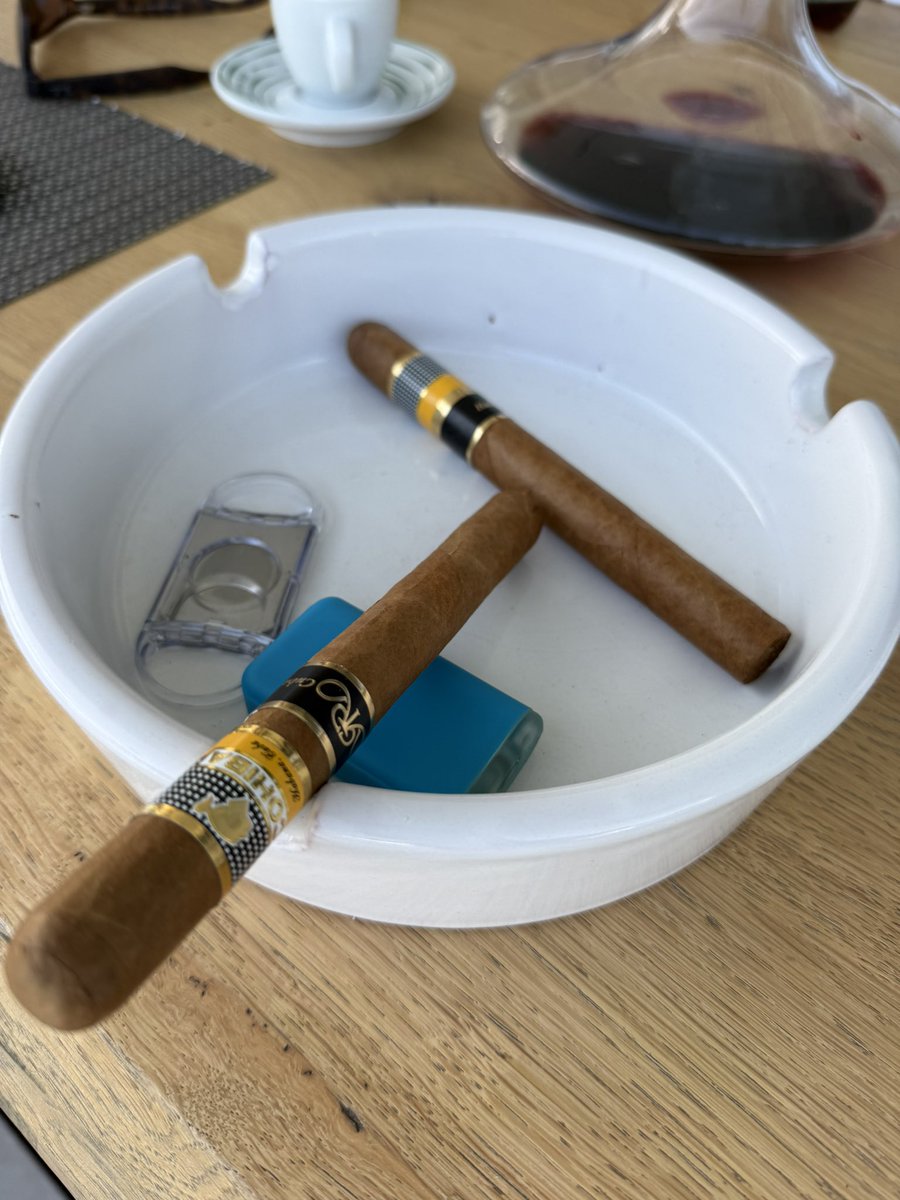 Godtglas's tweet photo. Så skal der ryges 🍷🍷 https://t.co/thxGPgdH7u