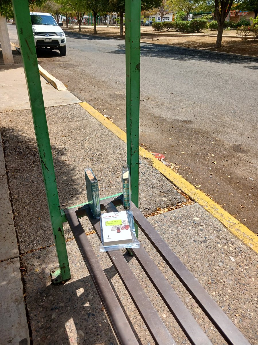 En #Culiacán libros dejados para llevar regalados en paradas de camiones urbanos, promoviendo el hábito lector. #Sinaloa, #México.