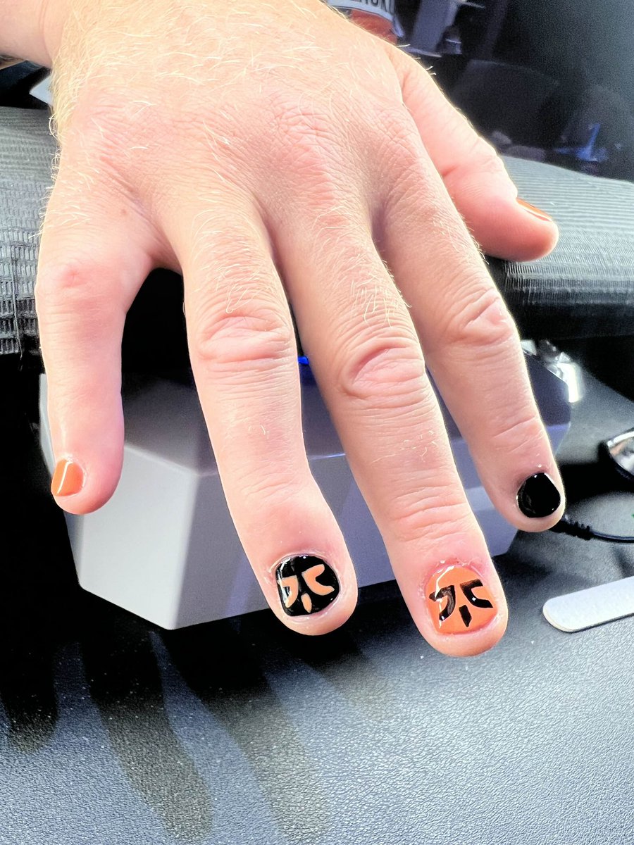 _kizko_'s tweet photo. it was so fun painting @FNATIC nails for @RiotStupendous 🧡 

thank you for stopping by 🥺 #FNCWIN #VALORANTMasters https://t.co/nEUdHLZN9g
