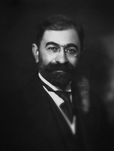 sam___uel's tweet photo. محمد‌علی فروغی: «ایران امروز در تنگنای عجیبی گرفتار آمده است. متفقین با زور اسلحه وارد خاک ما شده‌اند و هیچ امیدی به مقاومت نیست.وظیفه من این است که با مذاکره، خاک ایران را از تجزیه و تمامیتش را از نابودی حفظ کنم، هرچند قلبم از این فشارها در هم شکسته است.» #تاریخ https://t.co/b0Mwvni1HQ