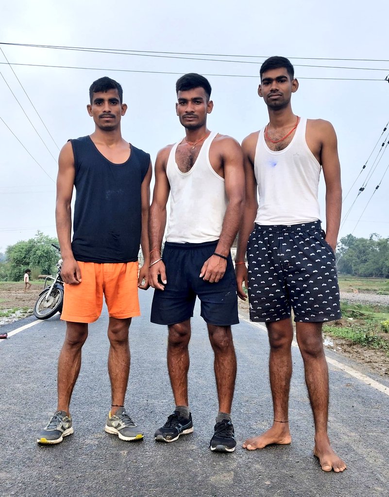 इंसान जब समझदार होता है तो सबसे पहले दिखावा छोड़ता है।।🌸