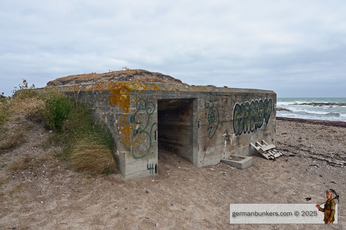 germanbunkers's tweet image. This is WN 127 in the area of Réthoville, east of Cherbourg. It's the sister batterie to Wn 126 Blankenese at Néville-sur-Mer, which is close by. Seen here looking out at rough seas from a MG bunker, a Wohn Unterstand for troops, a K.W.K. for a 5cm gun & barbed wire posts #WW2