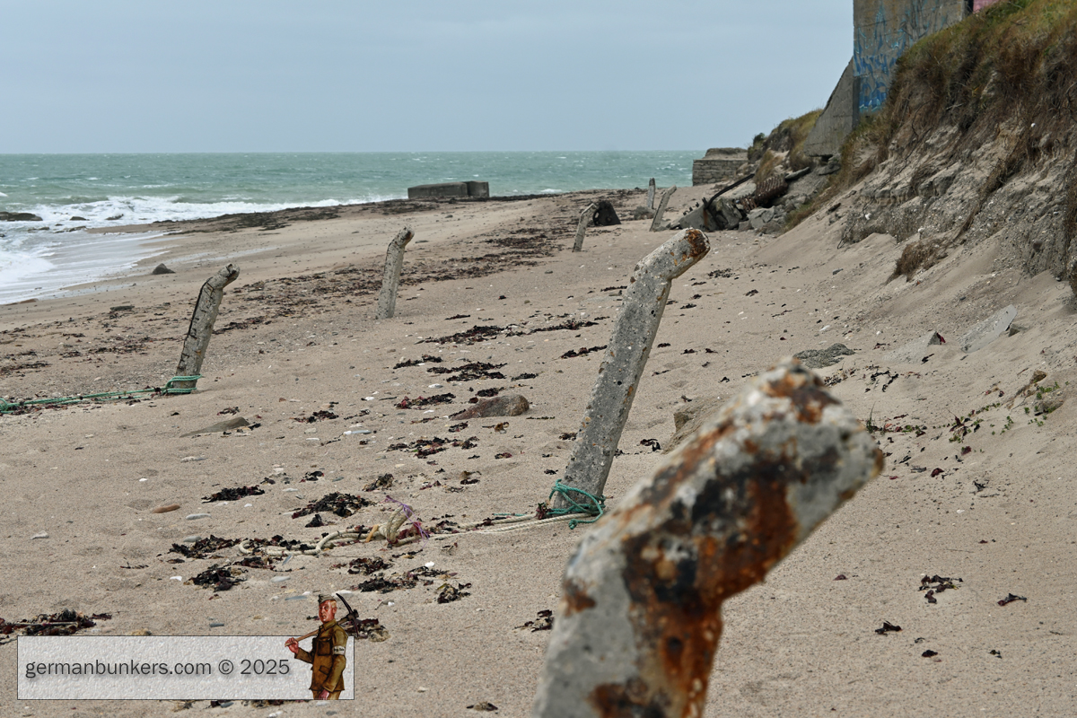 germanbunkers's tweet image. This is WN 127 in the area of Réthoville, east of Cherbourg. It's the sister batterie to Wn 126 Blankenese at Néville-sur-Mer, which is close by. Seen here looking out at rough seas from a MG bunker, a Wohn Unterstand for troops, a K.W.K. for a 5cm gun & barbed wire posts #WW2