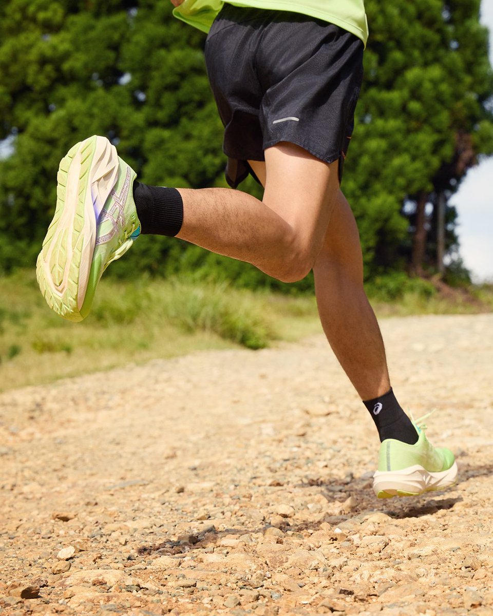 ASICSmexico's tweet photo. Descubre y explora diferentes terrenos y superficies con el modelo NOVABLAST™ 5 TR.🌱  El diseño de su suela te dará mayor estabilidad y tracción. Encuentra los tuyos en tiendas o en el link en bio.

#ASICS #moveyourbodymoveyourmind #NOVABLAST5 #NATUREBATHING https://t.co/j2YY7ThEHS