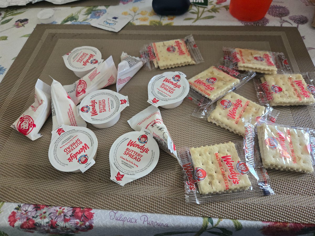 judoka13's tweet photo. @Wendys  Food cost much? I asked for a s
Plain baked potato and small chili. Five butters, 5 sour creams, and 7 crackers going to waste. https://t.co/iRpRHOS62d