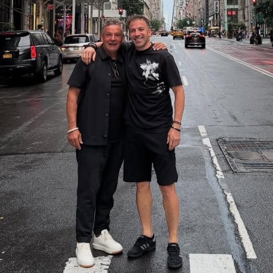 IFTVofficial's tweet photo. 😍 Imagine walking through the streets of New York and seeing this duo

🇮🇹 football heritage: Baggio &amp; Del Piero https://t.co/CQ00iKBZs8