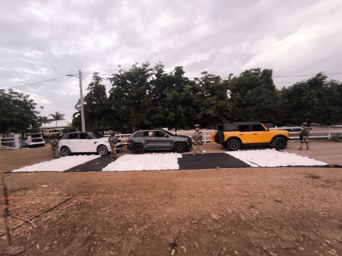 armadas_mexico's tweet photo. #EjércitoMexicano asegura 746 kilos de metanfetamina en #Culiacán 
en las inmediaciones del rancho “Los Salazar”, en la localidad de Adolfo López Mateos, municipio de Culiacán, #Sinaloa .
La acción se llevó a cabo la tarde del 20 de junio, cuando elementos de la 9/a. Zona Militar https://t.co/ds8AQ9z762