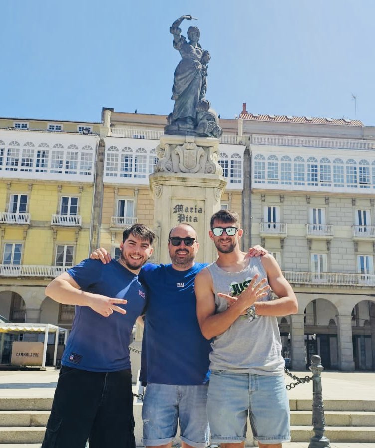 PlazaGigante's tweet photo. Arreglando a los @Giants versión Galicia, desde una Plaza Gigante… roster de hoy: @qbcatorce14 @mathias273 @JoseAyusoNYG https://t.co/N0ln9vTqx6