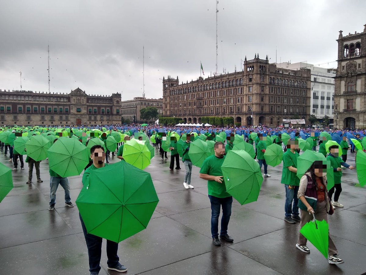 Presidenta de la #CDHCM, Nashieli Ramírez Hernández, participa en la representación de "La Bandera #LGBTTTIQ+ Más Grande del Mundo" 🏳️‍🌈 en el Zócalo de la Ciudad de México, en un evento encabezado por la Jefa de Gobierno capitalina, Clara Brugada Molina. #Orgullo2025 🏳️‍🌈🏳️‍⚧️