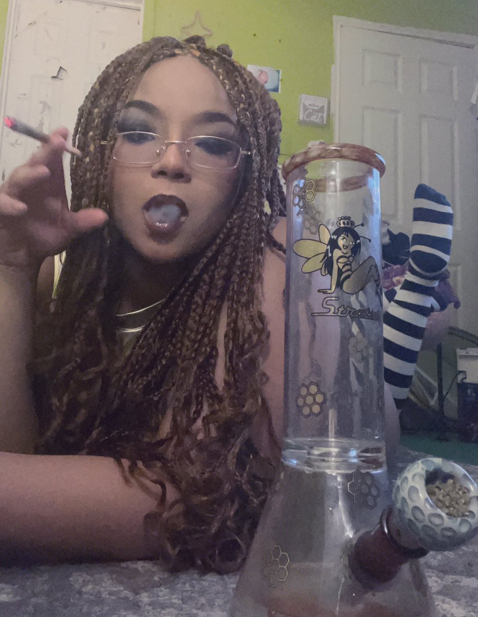 joydiablaa's tweet image. my bong deadass looks like me &amp;lt;3