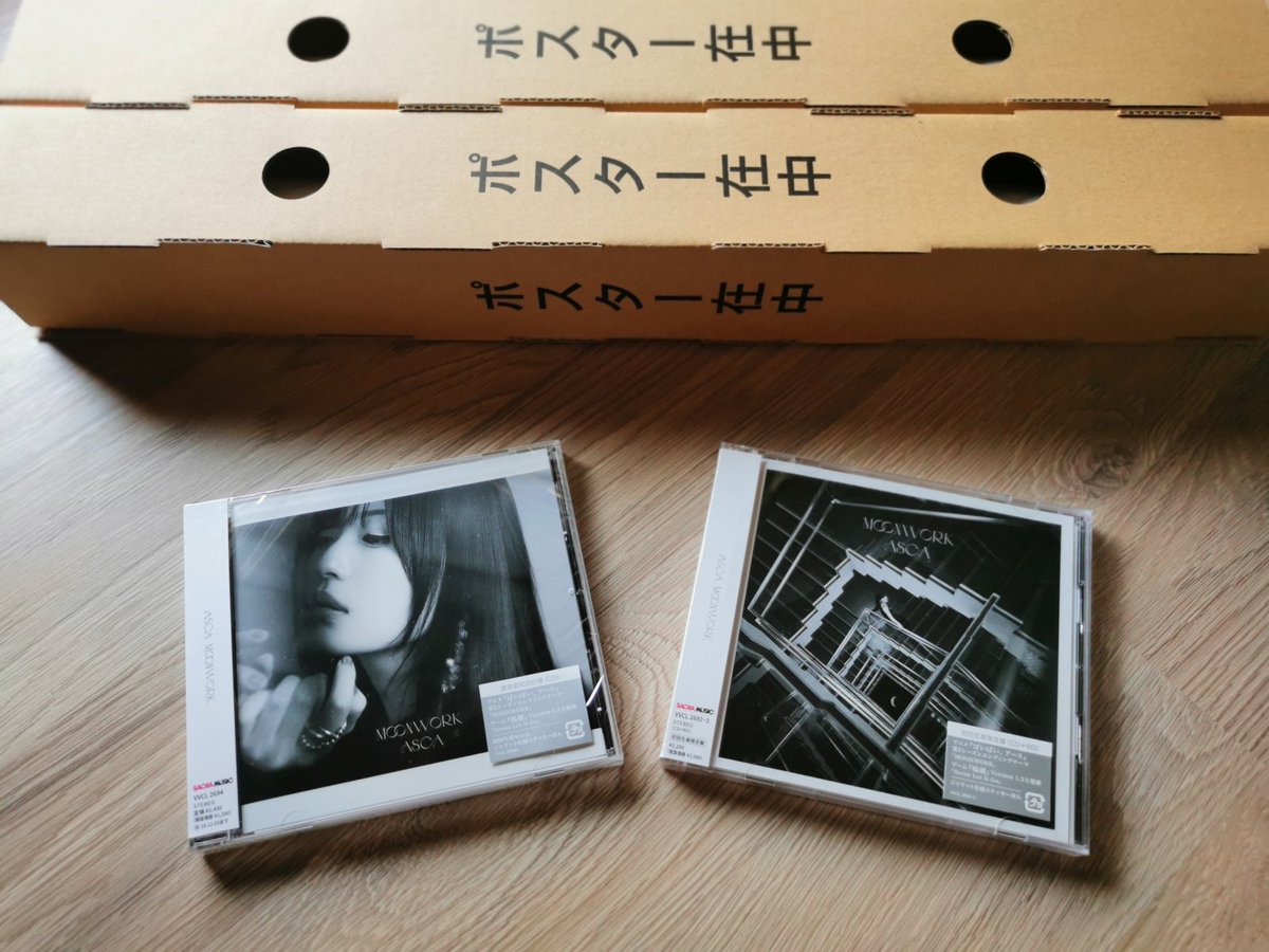 TBT1989's tweet photo. ASCAさん❤️の新しいシングル、無事に届きました！
CDもポスターも本当に綺麗で、今すごく嬉しいです！
本当にありがとう😭🙏
ASCAさんの素晴らしい楽曲、CD、そして美しいサイン、ありがとうございます！
大切にしますね💖💕

@ASCA_and_staff
#ASCA
#MOONWORK
#ASCA_MW
#SonyMusicShop
#リミスタ https://t.co/kYkdl3mpRg
