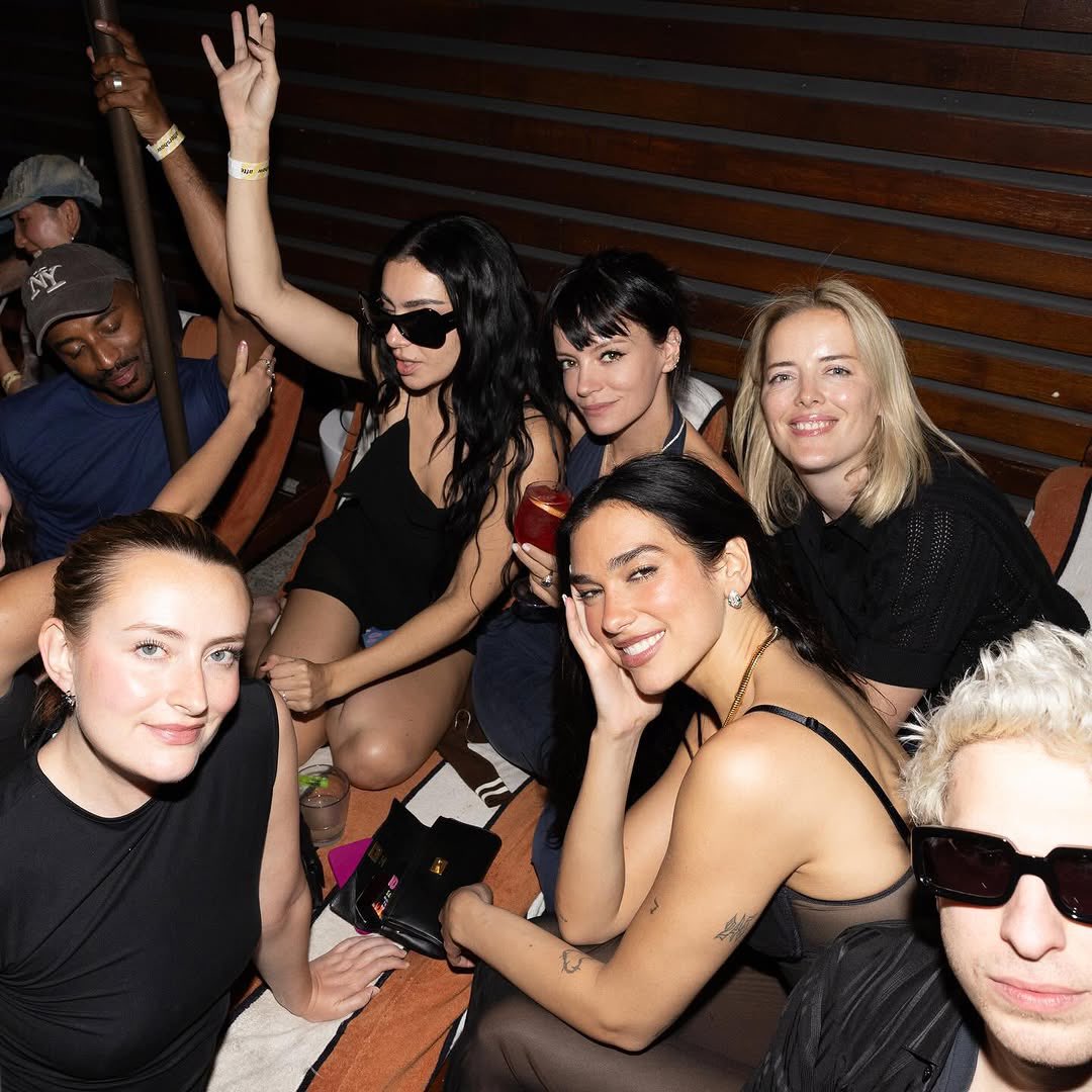 Charli xcx na after party da Dua Lipa depois da Radical Optimism Tour Wembley
