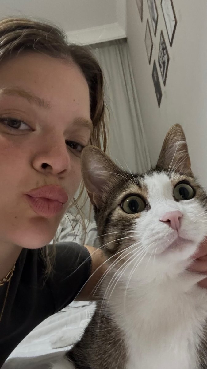 Gözleri ışıl ışıl parlıyo kedi gibi oow