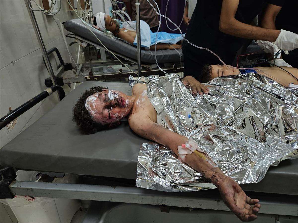 clashreport's tweet photo. Meanwhile, Israel continues to kill children in Gaza.

Many children were burned in an attack carried out by the Israeli military in Khan Yunis, Gaza. https://t.co/ObxtzM8s3n