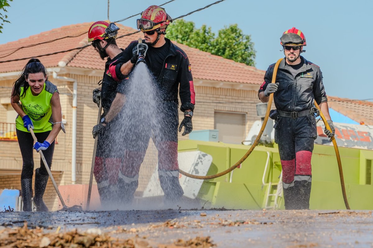 UMEgob's tweet image. Seguimos apoyando a los vecinos en el desalojo de enseres, limpieza de viales y en sus propios hogares.

¡Juntos avanzamos hacia la recuperación!💪

#BIEM3 #BIEM4 #Azuara #Letux #Aragón