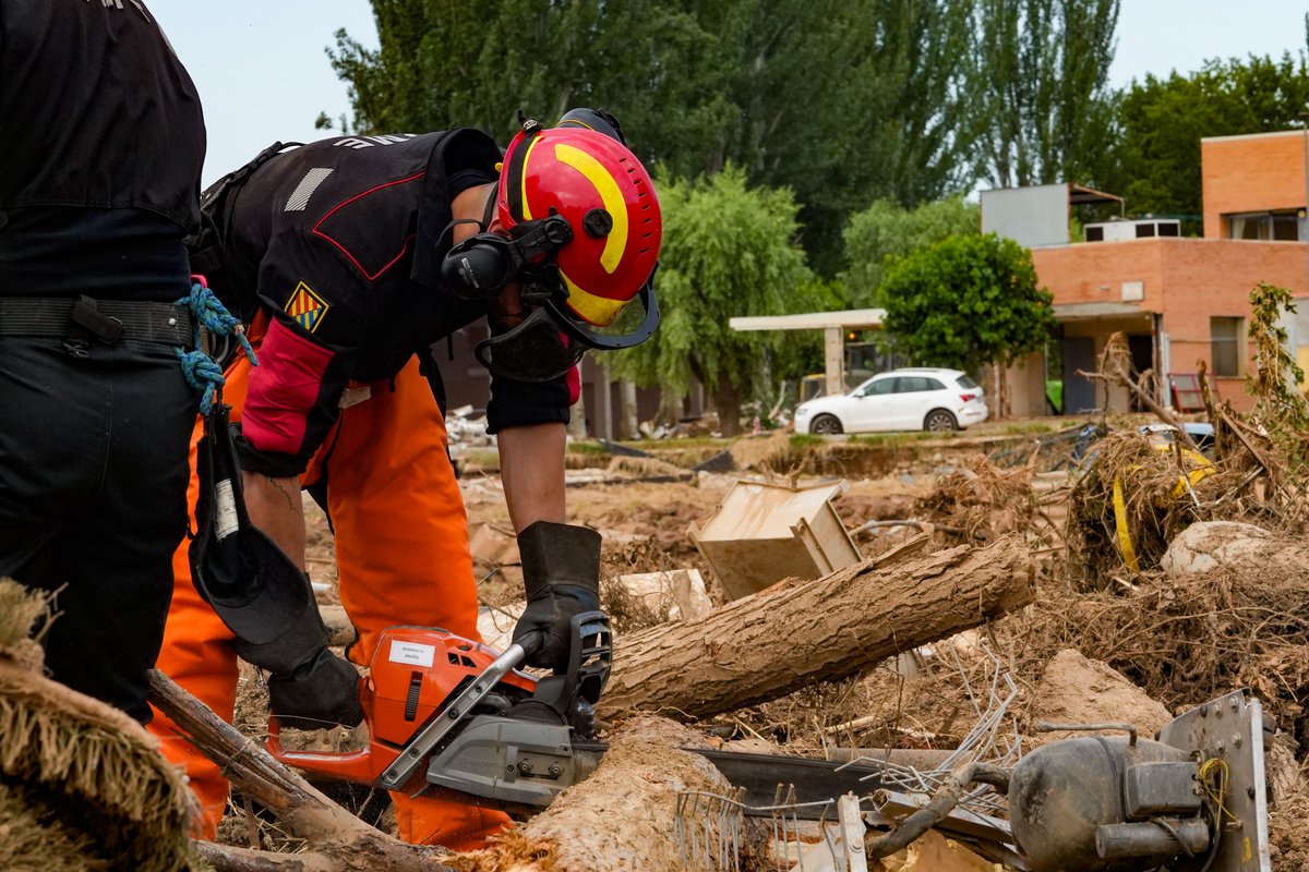 UMEgob's tweet image. Seguimos apoyando a los vecinos en el desalojo de enseres, limpieza de viales y en sus propios hogares.

¡Juntos avanzamos hacia la recuperación!💪

#BIEM3 #BIEM4 #Azuara #Letux #Aragón