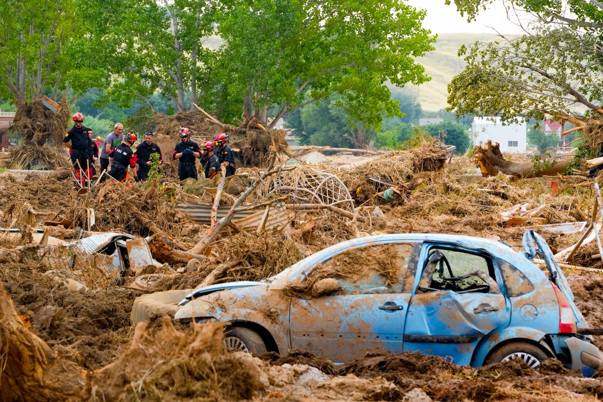 UMEgob's tweet image. Seguimos apoyando a los vecinos en el desalojo de enseres, limpieza de viales y en sus propios hogares.

¡Juntos avanzamos hacia la recuperación!💪

#BIEM3 #BIEM4 #Azuara #Letux #Aragón
