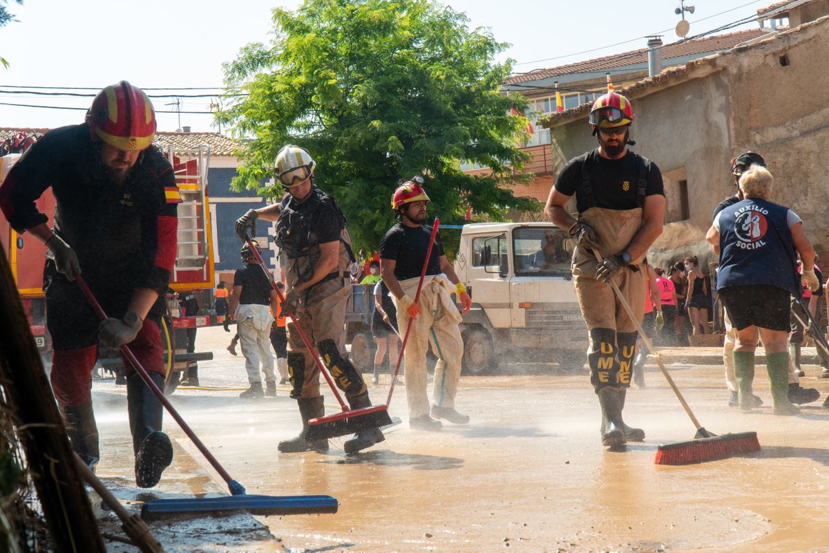 UMEgob's tweet image. Seguimos apoyando a los vecinos en el desalojo de enseres, limpieza de viales y en sus propios hogares.

¡Juntos avanzamos hacia la recuperación!💪

#BIEM3 #BIEM4 #Azuara #Letux #Aragón