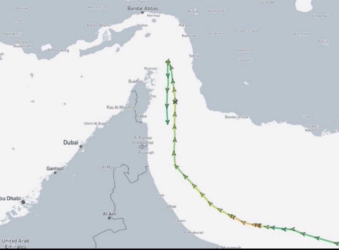 hehe_samir's tweet photo. Oil tankers are now doing 180° turns when they get to the strait of Hormuz https://t.co/4uZ8DB9UrT