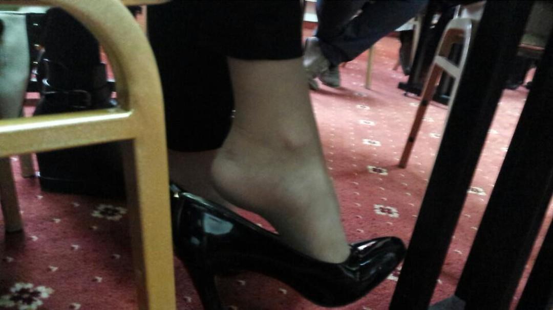 PanamaCandid's tweet photo. #feet #dangling #businessfeet #candidfeet https://t.co/miwva3k1nz