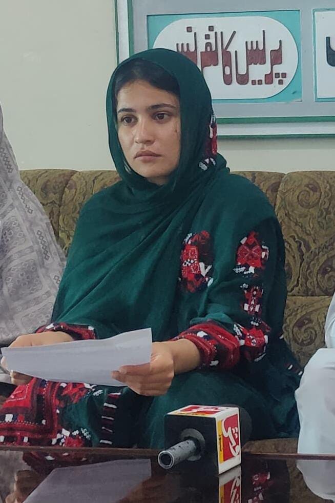 GullzadiC's tweet photo. گلزادی  بلوچ  جو  بلوچ  کی  ایک  مظبوط  آواز  اور  BYc کی کارکن ہے۰ انہیں 12مارچ CTDنے جبری لاپتہ اور 7 اپریل غیرقانونی گرفتاری کیا گیا۰
آج میری بہن گلزادی کو ھدہ جیل میں 76 دن گرزگئے مگر اب  ڈائ مہینوں میں ہم ہر ممکن قانونی راستے اپنا کر بھی انصاف سے محروم ہیں۰ https://t.co/azPzMUpNR6