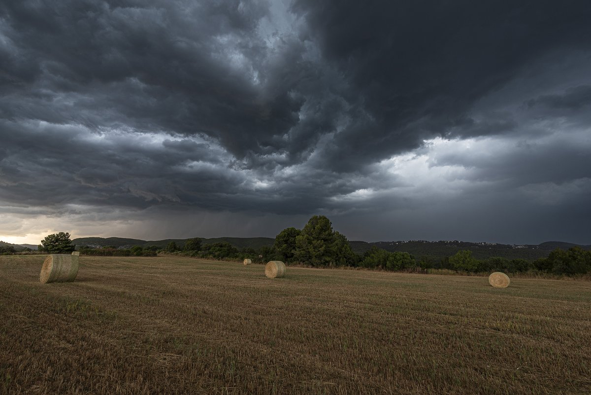 Xavi Navas (@santquintimeteo) on Twitter photo #Tempesta molt amenaçadora acostant-se pel NNW aquesta tarda a les 19h que no ens ha agafat de ple, 0.8 mm de moment. #eltemps3cat <a href="/MeteoMauri/">MeteoMauri</a> <a href="/eltempsTV3/">El temps</a> <a href="/eixdiari/">Eix Diari</a> <a href="/meteocat/">Meteocat</a> <a href="/meteorac1/">Meteorologia RAC1</a> <a href="/alcantara_alb/">Alberto Alcántara</a> <a href="/btveltemps/">btv el temps</a> <a href="/SoniaPapell/">Sònia Papell</a> <a href="/SergiLoras/">Sergi Loras</a> <a href="/Meteomaxima/">Luismi Pérez</a> <a href="/tempsdemeteo/">Temps de Méteo</a> <a href="/MeteoPenedesTV/">Meteo☀️RTVVilafranca</a> #Tempesta molt amenaçadora acostant-se pel NNW aquesta tarda a les 19h que no ens ha agafat de ple, 0.8 mm de moment. #eltemps3cat <a href="/MeteoMauri/">MeteoMauri</a> <a href="/eltempsTV3/">El temps</a> <a href="/eixdiari/">Eix Diari</a> <a href="/meteocat/">Meteocat</a> <a href="/meteorac1/">Meteorologia RAC1</a> <a href="/alcantara_alb/">Alberto Alcántara</a> <a href="/btveltemps/">btv el temps</a> <a href="/SoniaPapell/">Sònia Papell</a> <a href="/SergiLoras/">Sergi Loras</a> <a href="/Meteomaxima/">Luismi Pérez</a> <a href="/tempsdemeteo/">Temps de Méteo</a> <a href="/MeteoPenedesTV/">Meteo☀️RTVVilafranca</a>
