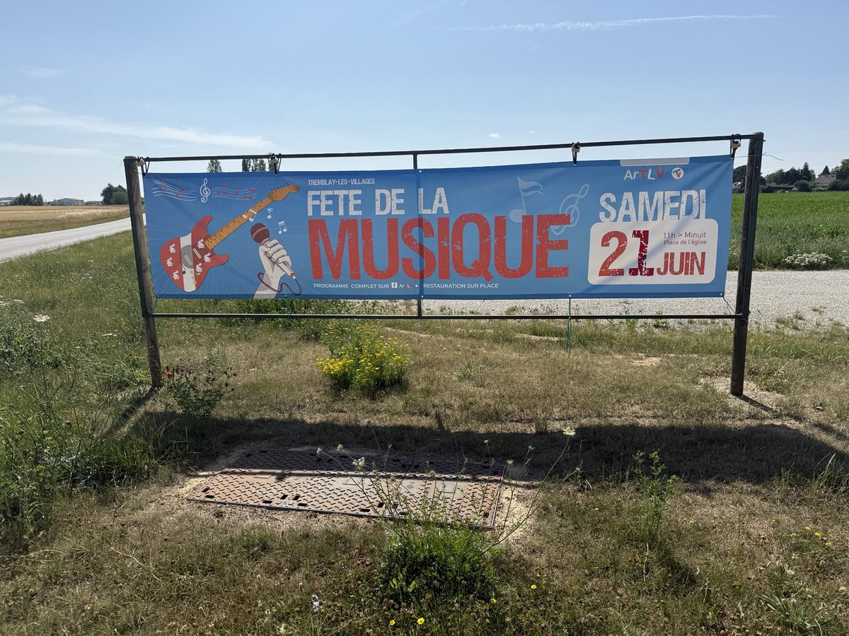 THDGrainoble's tweet image. Soltice d’été à Tremblay les Villages ⁦@semaeCentre⁩ une parcelle de blé #Chevignon ⁦@SaatenUnionFr⁩ au stade pâteux nous sommes à quelques jours de « l’août »⁉️réveillez-vous 💙⬜️🍎🐓 ⁦@SergeZaka⁩ ⁦@HeidiSevestre⁩⁦@VisioCrop⁩ ⁦@Fragritwittos⁩