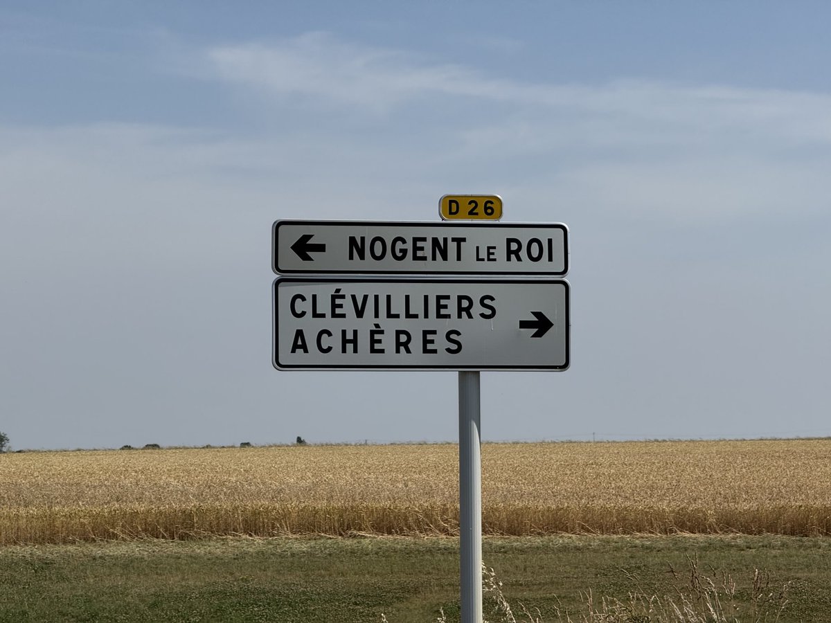 THDGrainoble's tweet image. Soltice d’été à Tremblay les Villages ⁦@semaeCentre⁩ une parcelle de blé #Chevignon ⁦@SaatenUnionFr⁩ au stade pâteux nous sommes à quelques jours de « l’août »⁉️réveillez-vous 💙⬜️🍎🐓 ⁦@SergeZaka⁩ ⁦@HeidiSevestre⁩⁦@VisioCrop⁩ ⁦@Fragritwittos⁩